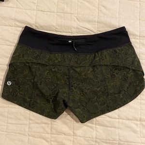 Lululemon Speeds. 2.5 inseam Paisley print